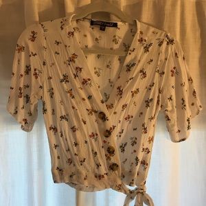 Floral wrap top, inside snap and button closures